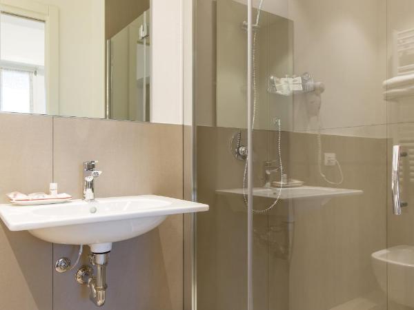 B&B Open Doors Verona : photo 9 de la chambre chambre double avec salle de bains privative