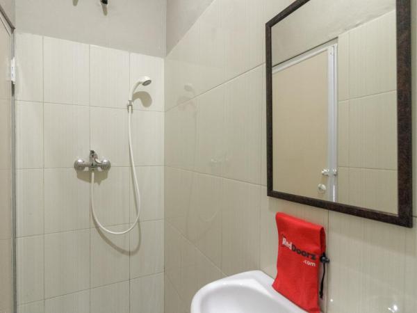 RedDoorz near Puri Indah Mall : photo 7 de la chambre chambre double