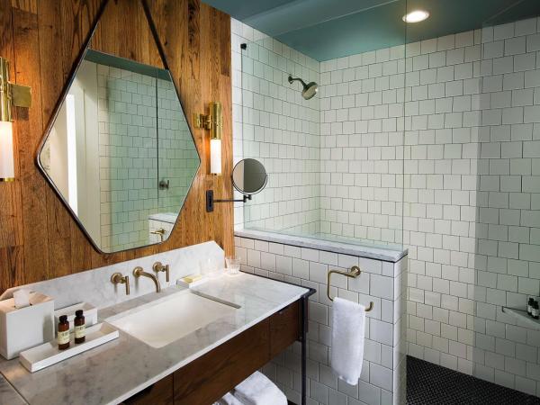 Thompson Nashville, by Hyatt : photo 2 de la chambre chambre lit king-size pour personnes à mobilité réduite avec douche accessible aux personnes à mobilité réduite