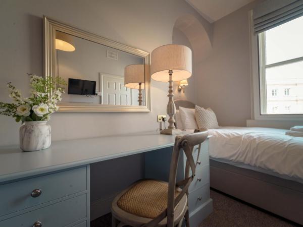 Anabelle's Guest House : photo 5 de la chambre chambre lits jumeaux avec salle de bains privative