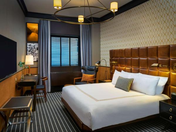 Gild Hall, A Thompson Hotel, by Hyatt : photo 1 de la chambre chambre lit king-size avec baignoire accessible aux personnes à mobilité réduite