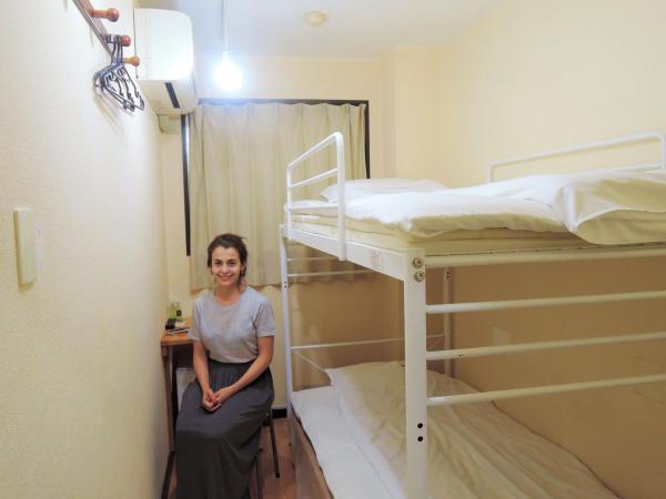 Hotel Lucky : photo 2 de la chambre chambre lits jumeaux avec lits superposés et salle de bains commune