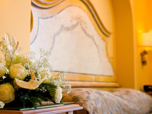 Hotel Palazzo Guardati : photo 2 de la chambre chambre triple deluxe - vue sur mer