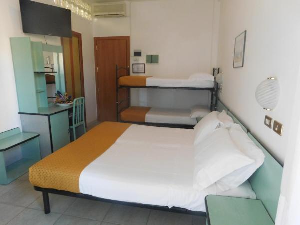 Hotel Dolores : photo 6 de la chambre chambre quadruple - vue sur mer