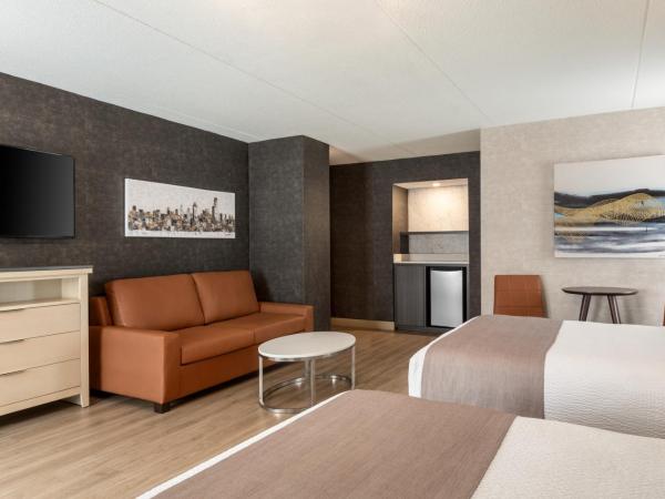 Days Inn by Wyndham Toronto West Mississauga : photo 3 de la chambre chambre avec canapé-lit et 2 lits queen-size - non-fumeurs