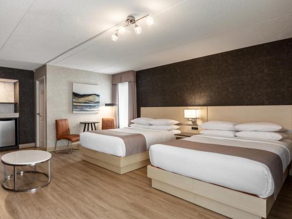 Days Inn by Wyndham Toronto West Mississauga : photo 2 de la chambre chambre avec canapé-lit et 2 lits queen-size - non-fumeurs