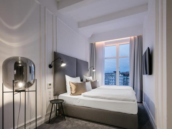 Pytloun Boutique Hotel Prague : photo 4 de la chambre suite junior avec baignoire spa et terrasse