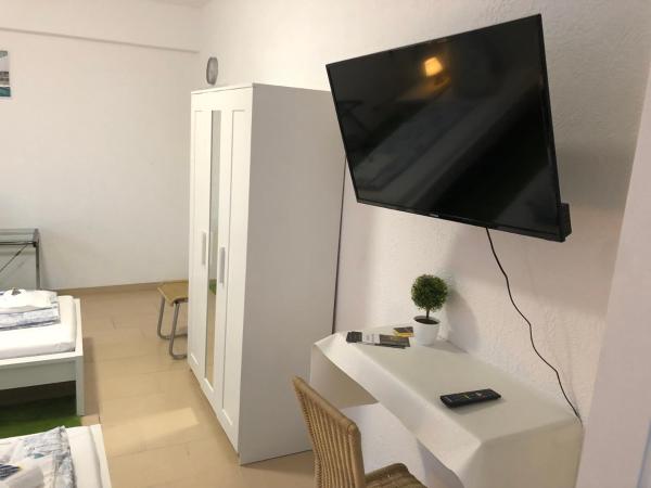 Pension Laatzen : photo 3 de la chambre chambre triple avec salle de bains