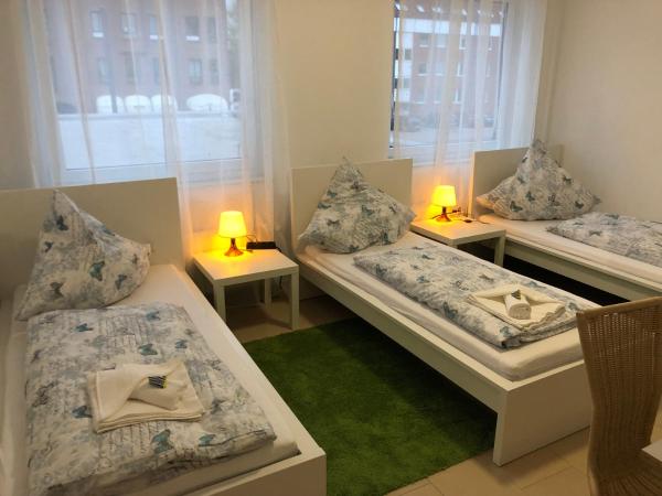 Pension Laatzen : photo 1 de la chambre chambre triple avec salle de bains