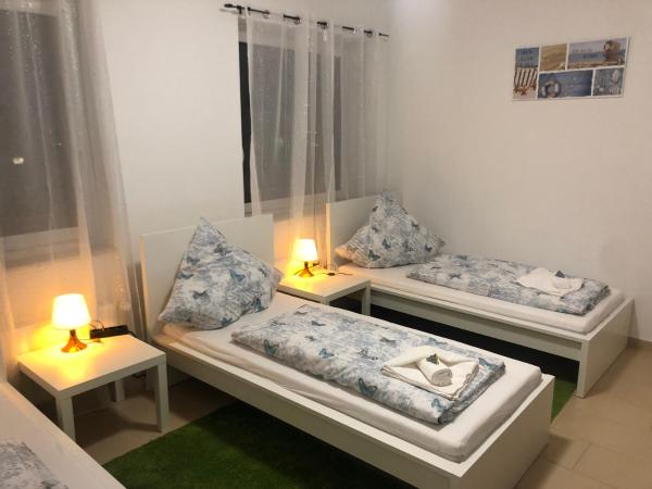 Pension Laatzen : photo 3 de la chambre chambre triple avec salle de bains