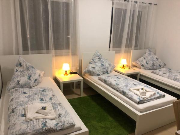 Pension Laatzen : photo 6 de la chambre chambre triple avec salle de bains