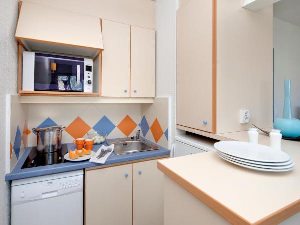 Résidence Pierre & Vacances Les Platanes : photo 1 de la chambre studio avec alcôve et terrasse ou balcon (4 personnes)