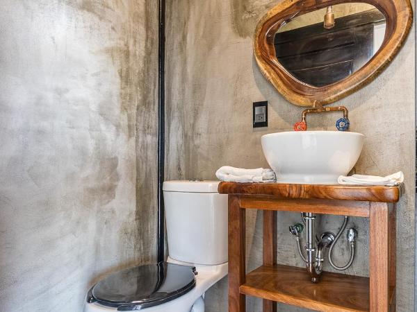 Cabane Container Hotel - ADULTS ONLY : photo 6 de la chambre chambre lit king-size - vue sur mer