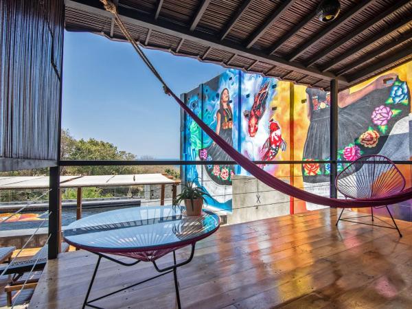 Cabane Container Hotel - ADULTS ONLY : photo 4 de la chambre chambre lit king-size - vue sur piscine 