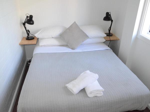 Sandy Bottoms Guesthouse : photo 5 de la chambre chambre double avec vue partielle sur l'océan et salle de bains commune