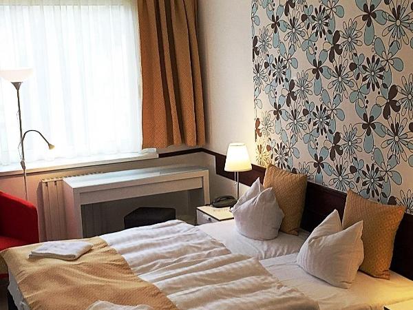 Hotel Gloria Budapest City Center : photo 2 de la chambre chambre double ou lits jumeaux standard - vue sur jardin