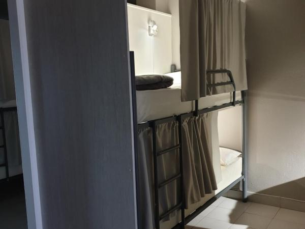 Albergue Porta Real NO BIKE STORAGE : photo 6 de la chambre lit simple dans dortoir mixte