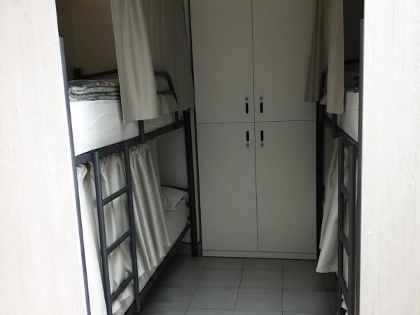 Albergue Porta Real NO BIKE STORAGE : photo 7 de la chambre lit simple dans dortoir mixte