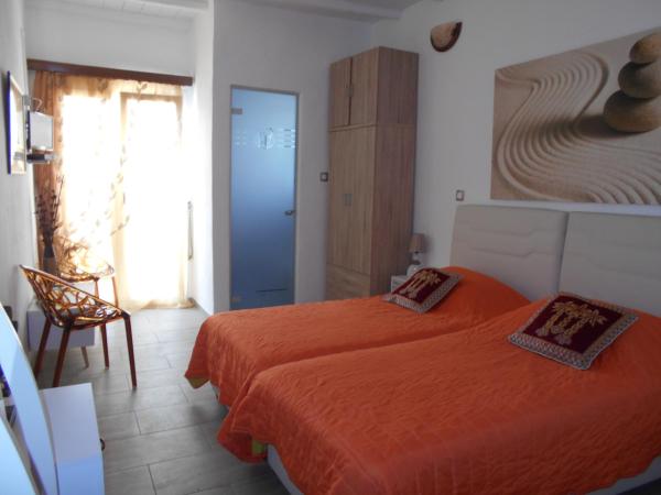 La Veranda of Mykonos Traditional Guesthouse : photo 8 de la chambre chambre double ou lits jumeaux avec kitchenette - vue sur piscine