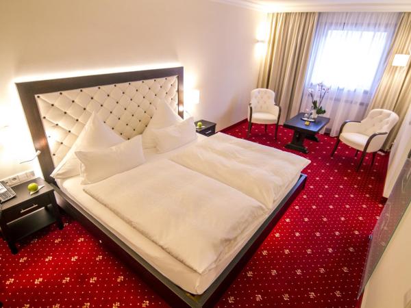 Zur Weinsteige : photo 1 de la chambre chambre double confort avec jacuzzi - bâtiment principal