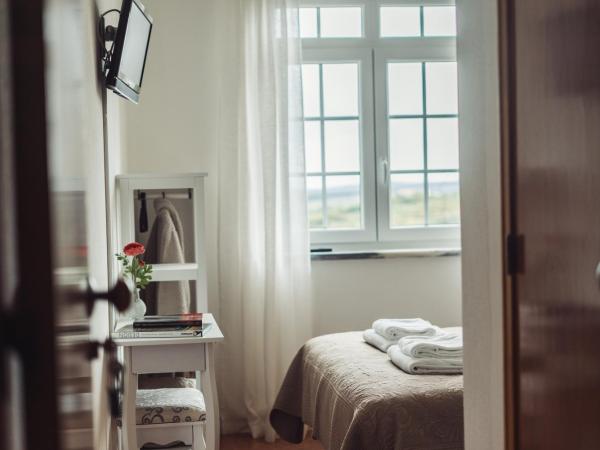 YEY Atouguia da Baleia : photo 5 de la chambre chambre double avec salle de bains privative