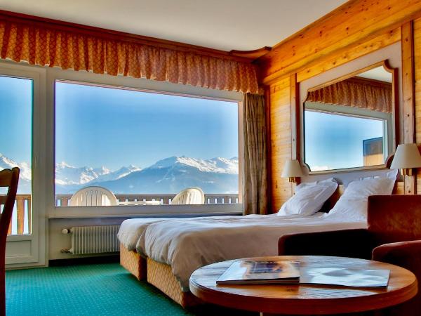 Hotel-Restaurant Le Mont Paisible, Crans-Montana : photo 1 de la chambre chambre double supérieure - vue sur montagne