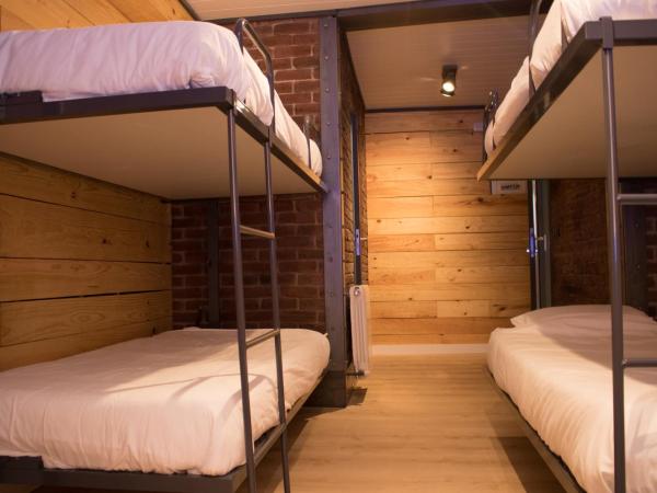 Hostal Erasmus by gaiarooms : photo 8 de la chambre chambre quadruple avec salle de bains privative