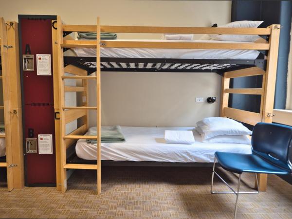 HI Chicago Hostel : photo 3 de la chambre lit dans dortoir pour femmes de 8 lits avec salle de bains privative