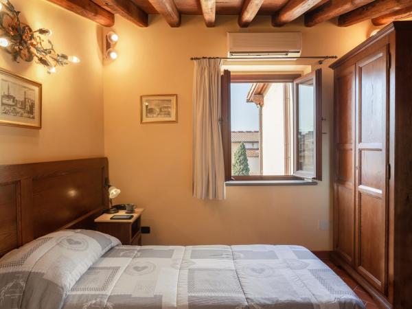 Palazzo Graziani : photo 4 de la chambre chambre triple avec vue