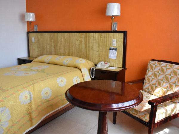 Hotel Baluarte : photo 3 de la chambre chambre standard avec un lit double