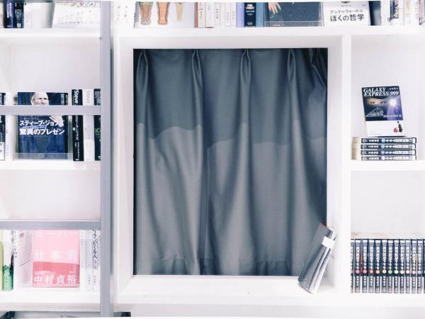 BOOK AND BED TOKYO Shinsaibashi : photo 3 de la chambre chambre attenante