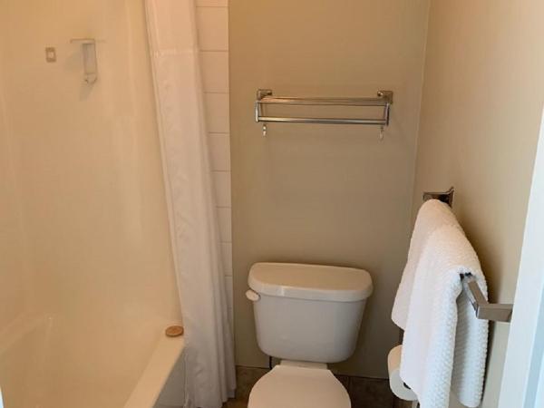 Red Deer Inn & Suites : photo 2 de la chambre chambre lit queen-size