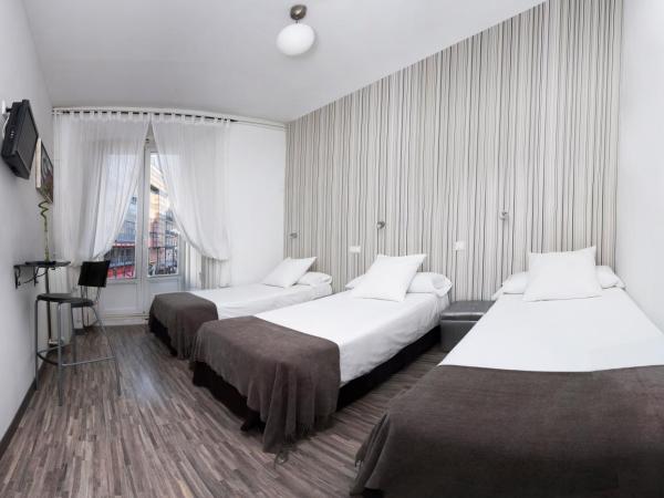 Hostal Gala Madrid : photo 1 de la chambre chambre triple