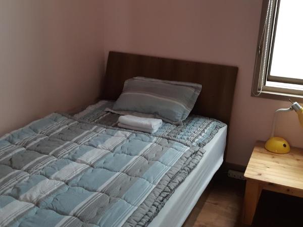 Birdsnest Hostel Hongdae Foreigner only : photo 7 de la chambre chambre triple avec salle de bains commune