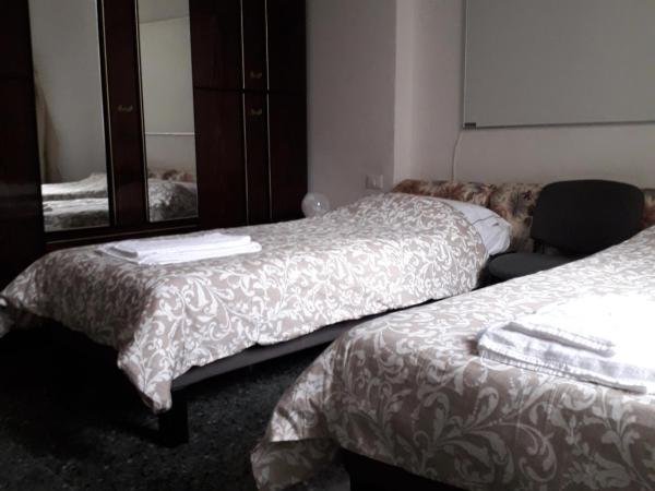 Isola BI : photo 3 de la chambre chambre double ou lits jumeaux avec salle de bains privative externe