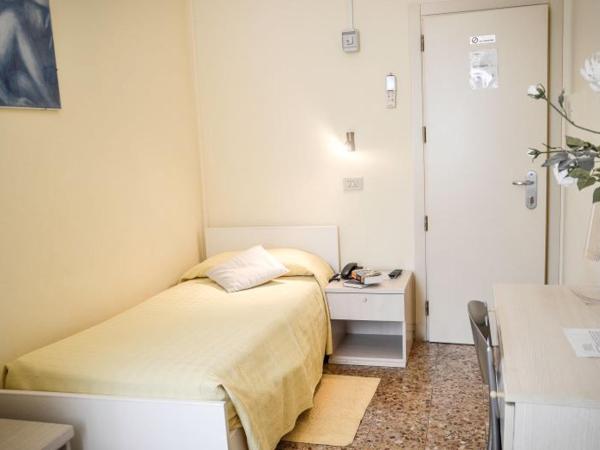 Hotel Santa Lucia : photo 1 de la chambre chambre simple avec toilettes et douche communes