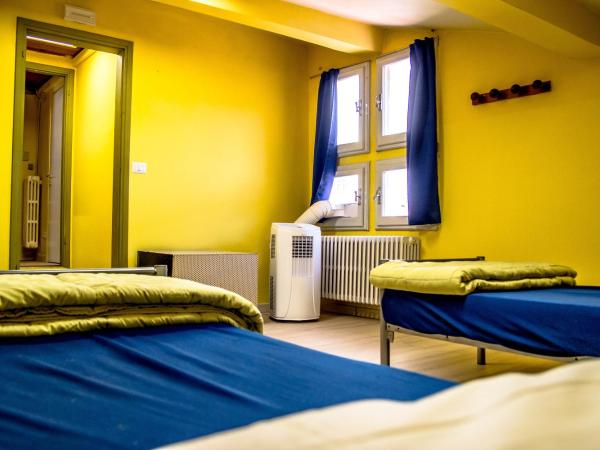 Hostel Santa Monaca : photo 2 de la chambre chambre lits jumeaux avec salle de bains privative