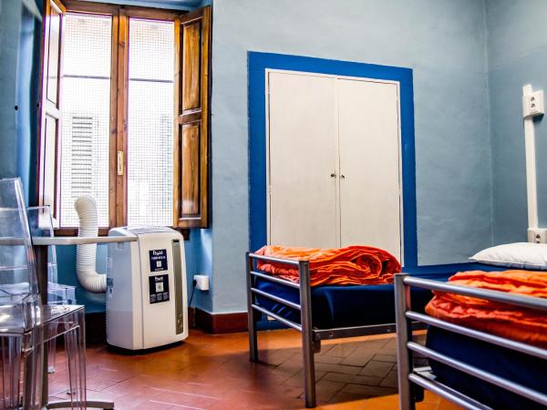 Hostel Santa Monaca : photo 3 de la chambre chambre lits jumeaux avec salle de bains commune