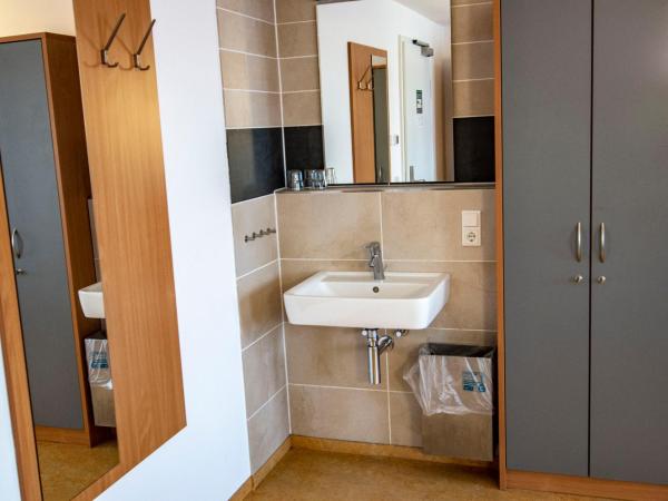 Ausbildungshotel St. Theresia : photo 1 de la chambre chambre simple avec toilettes communes