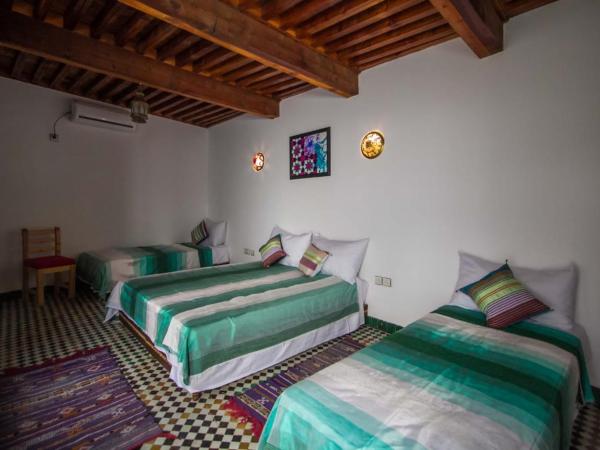 DAR MILOUDA RCIF : photo 3 de la chambre chambre quadruple avec salle de bains