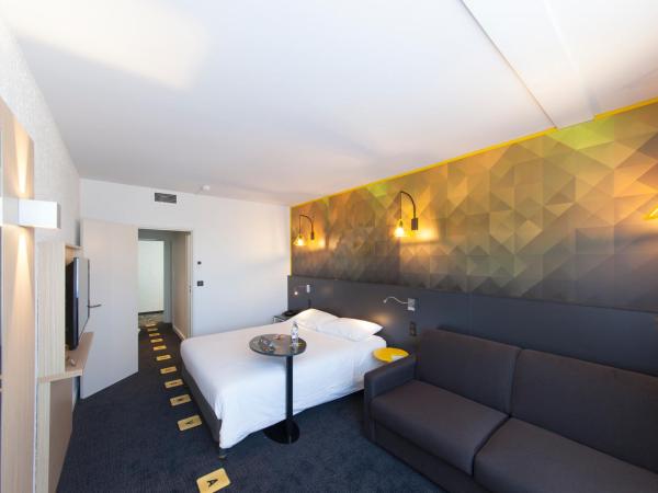 ibis Styles Poitiers Nord : photo 5 de la chambre chambre familiale standard avec lit double et canapé-lit