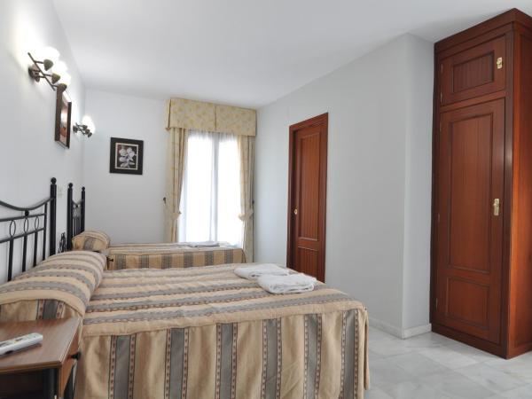 Hostal Almanzor : photo 6 de la chambre chambre triple