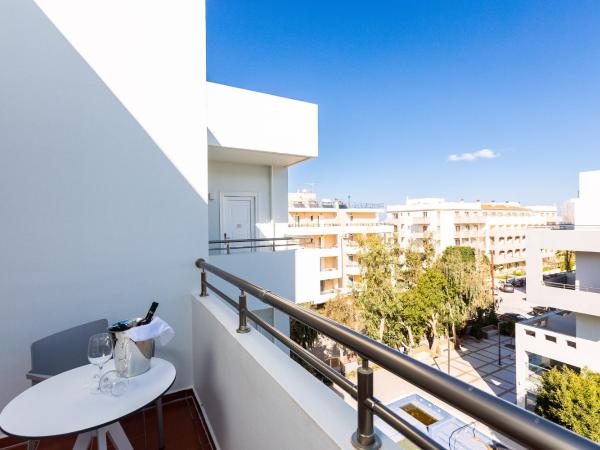 Atrium Ambiance Hotel : photo 9 de la chambre chambre standard avec vue sur la piscine