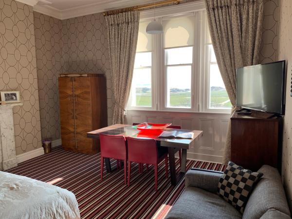 Aberley House : photo 2 de la chambre chambre lit king-size - vue sur mer