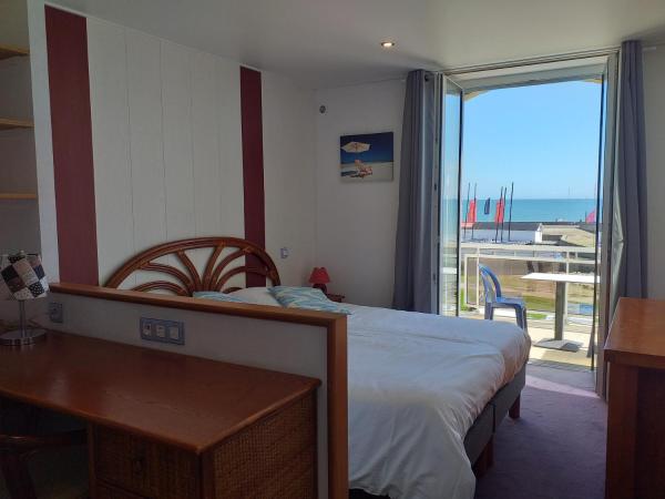 Les Rochers : photo 1 de la chambre chambre double confort avec terrasse - vue sur mer