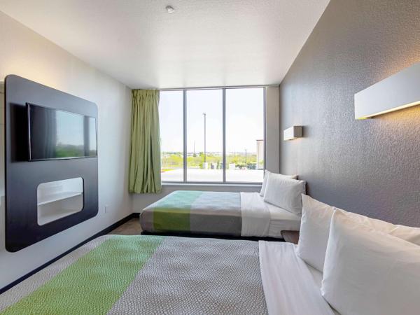 Motel 6 Austin Airport : photo 3 de la chambre chambre quadruple