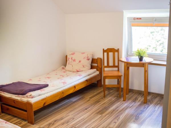 Hotelik Okęcie 39 - Parking i transfer na lotnisku : photo 9 de la chambre chambre triple