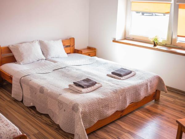 Hotelik Okęcie 39 - Parking i transfer na lotnisku : photo 7 de la chambre chambre quadruple classique