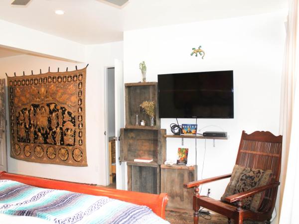 Ocean Front Vortex Female Hostel private rooms Free bikes : photo 6 de la chambre suite lit queen-size deluxe