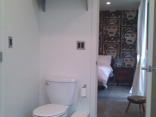 Ocean Front Vortex Female Hostel private rooms Free bikes : photo 1 de la chambre suite lit queen-size deluxe